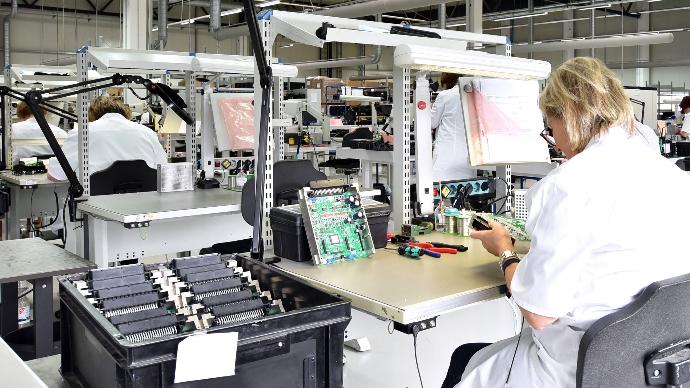 ModPCB in der Bestückkontrolle Unterstützung durch ModPCB in der Bestückkontrolle.