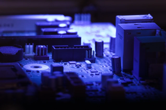 UV Beleuchtung macht Schutzlack auf Platine sichtbar