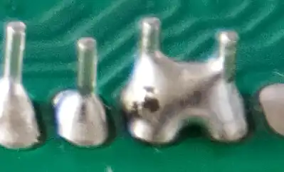 Lötbrücke zwischen zwei Pins auf einer Leiterplatte
